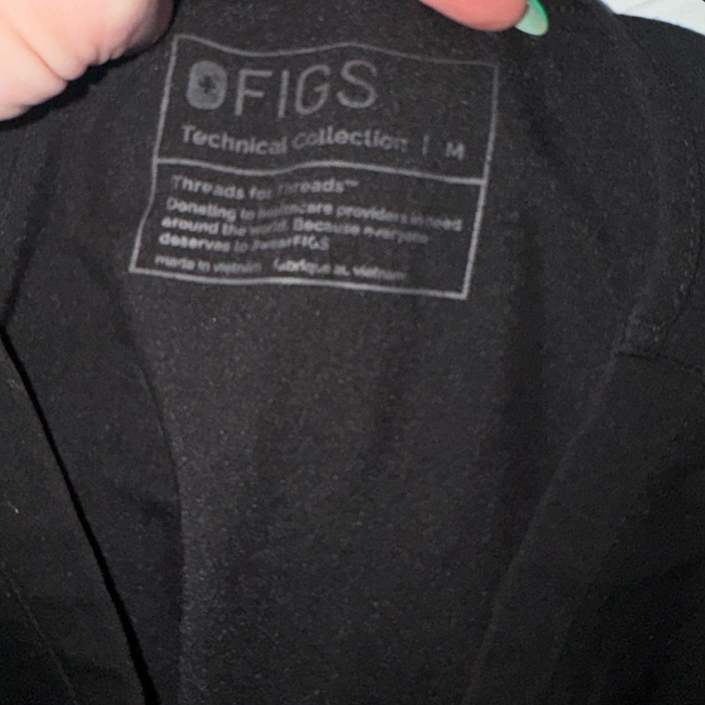 Figs Black V-Neck Scrub set Top and matching pants size medium gently used - Picture 8 of 9